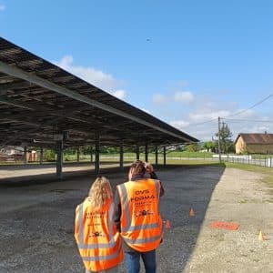 deux pilotes de drone en formation btp et génie civil sur un parc de panneaux photovoltaïque