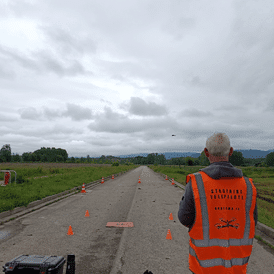 Un pilote de drone en formation btp et génie civil sur une route
