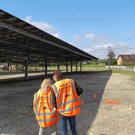 des pilotes de drone en formation sur le terrain de vol de ovs forma