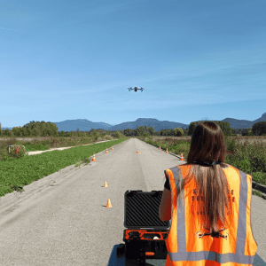 une pilote de drone en formation