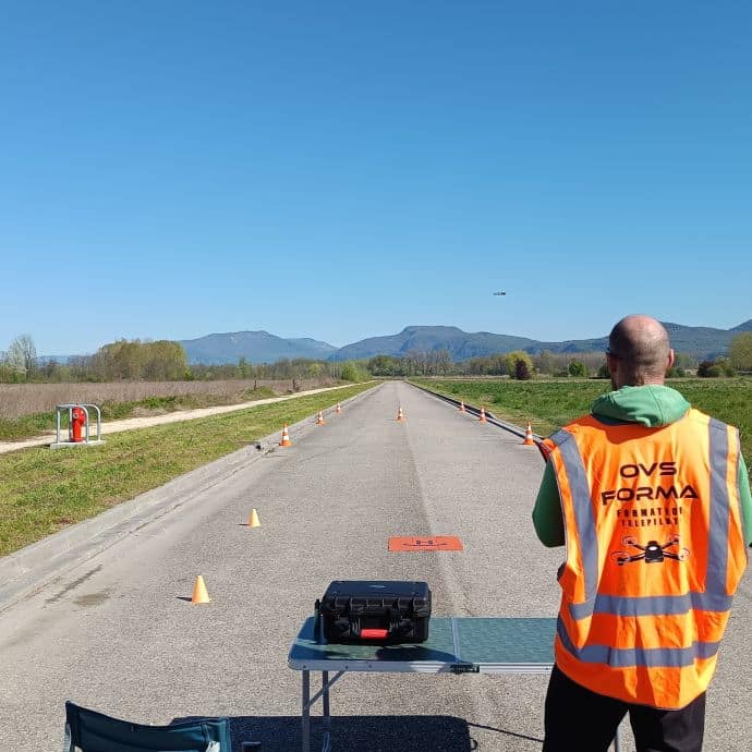 stagiaire OVS FORMA en formation pratique drone sur un terrain proche de Chambéry