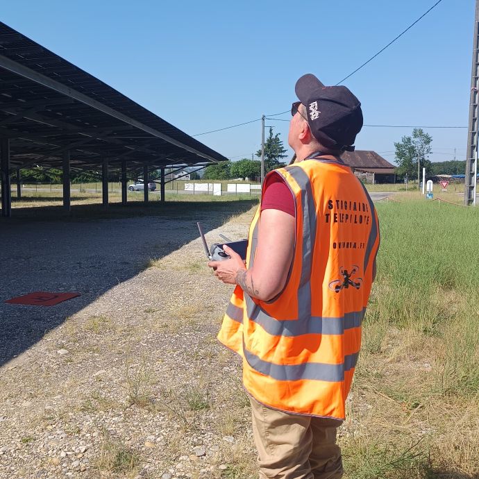 une pilote de drone utilisatn un matrice 4e dji en contrôle de panneau photovoltaique