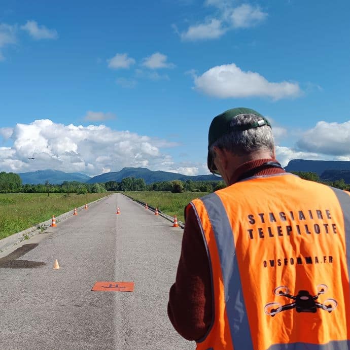 un pilote de drone en formation conversion catégorie spécifique