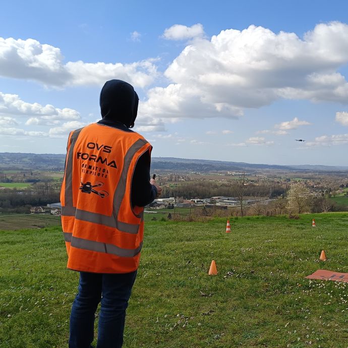 stagiaire OVS Forma en formation pratique drone sur un terrain proche de Lyon